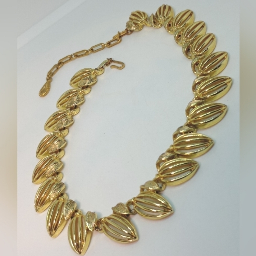 * Vintage Signed Lisner Gold Tone Acorn Choker Necklace